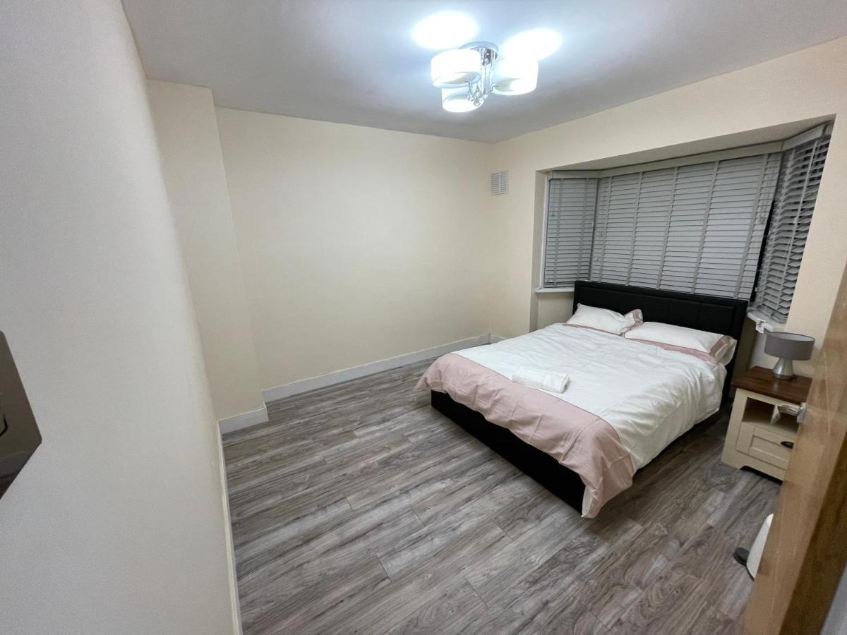 Modern 4-Bedroom Entire House With Garden Uxbridge Dış mekan fotoğraf