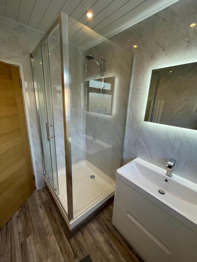 Modern 4-Bedroom Entire House With Garden Uxbridge Dış mekan fotoğraf