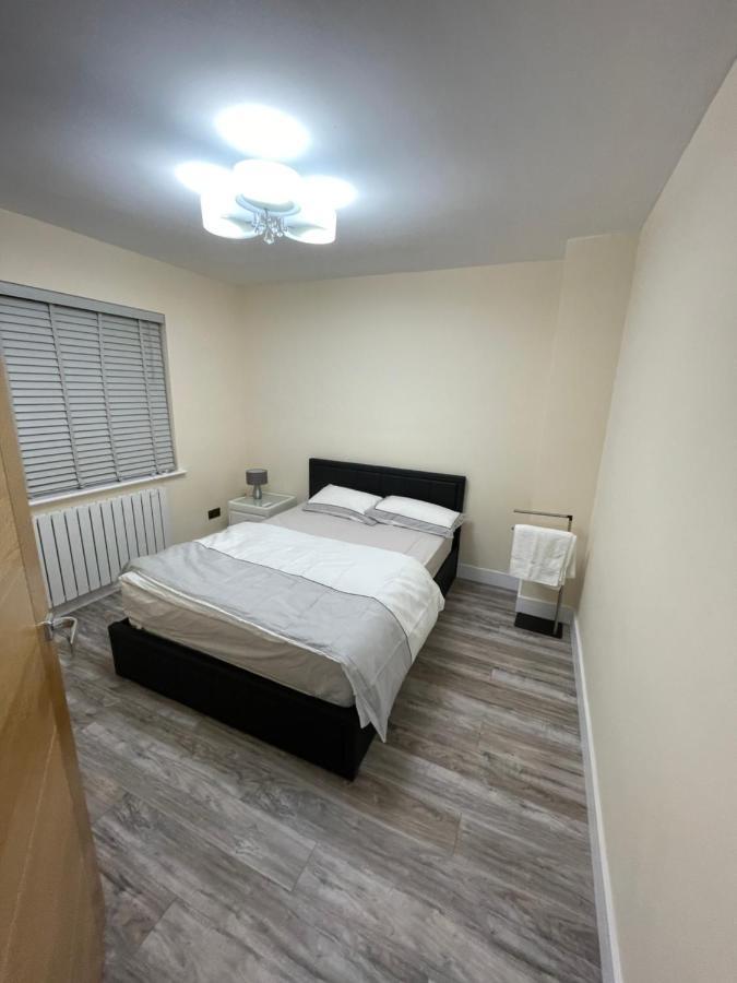 Modern 4-Bedroom Entire House With Garden Uxbridge Dış mekan fotoğraf