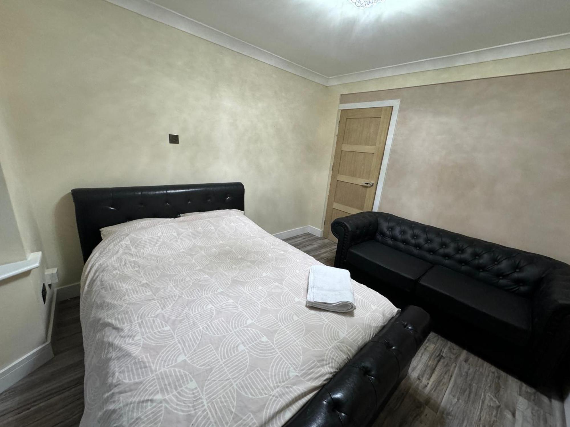 Modern 4-Bedroom Entire House With Garden Uxbridge Dış mekan fotoğraf